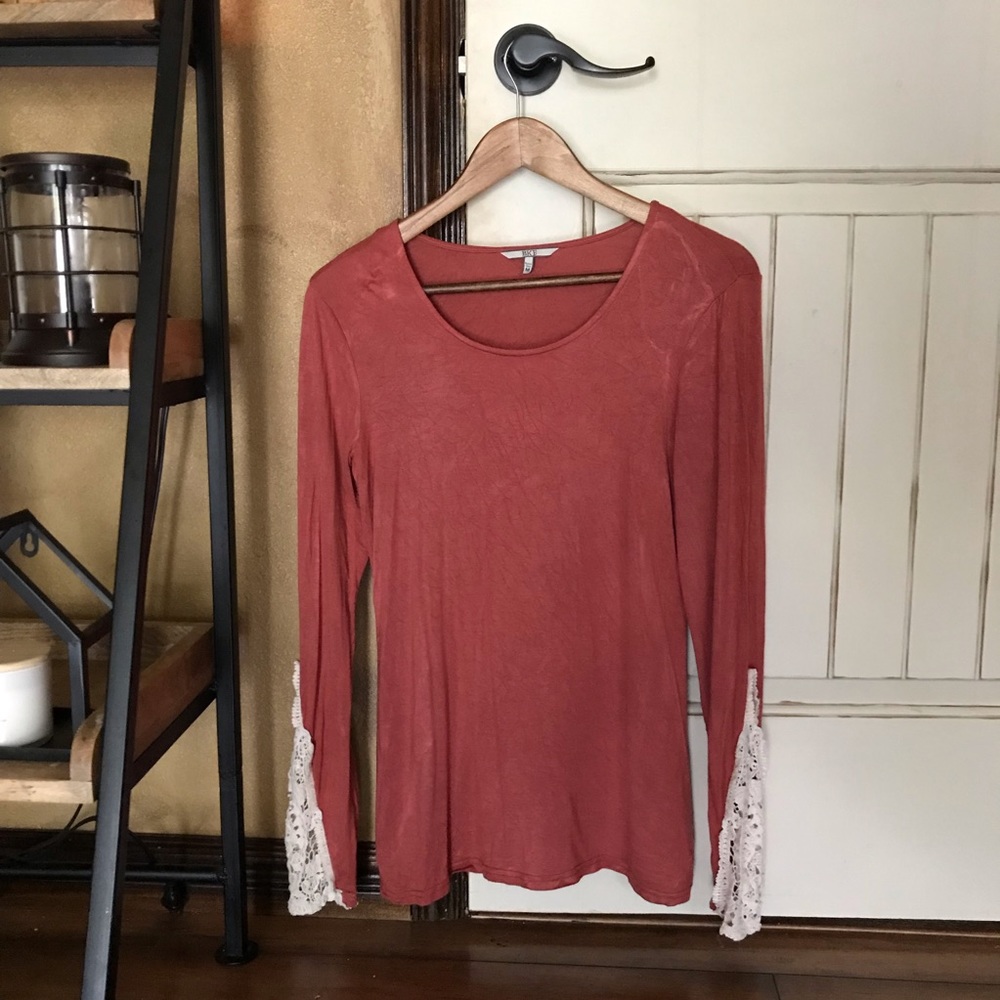 BKE lace sleeve top M